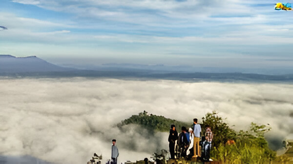 Sunrise trek Kurumbalakkotta scenic Wayanad